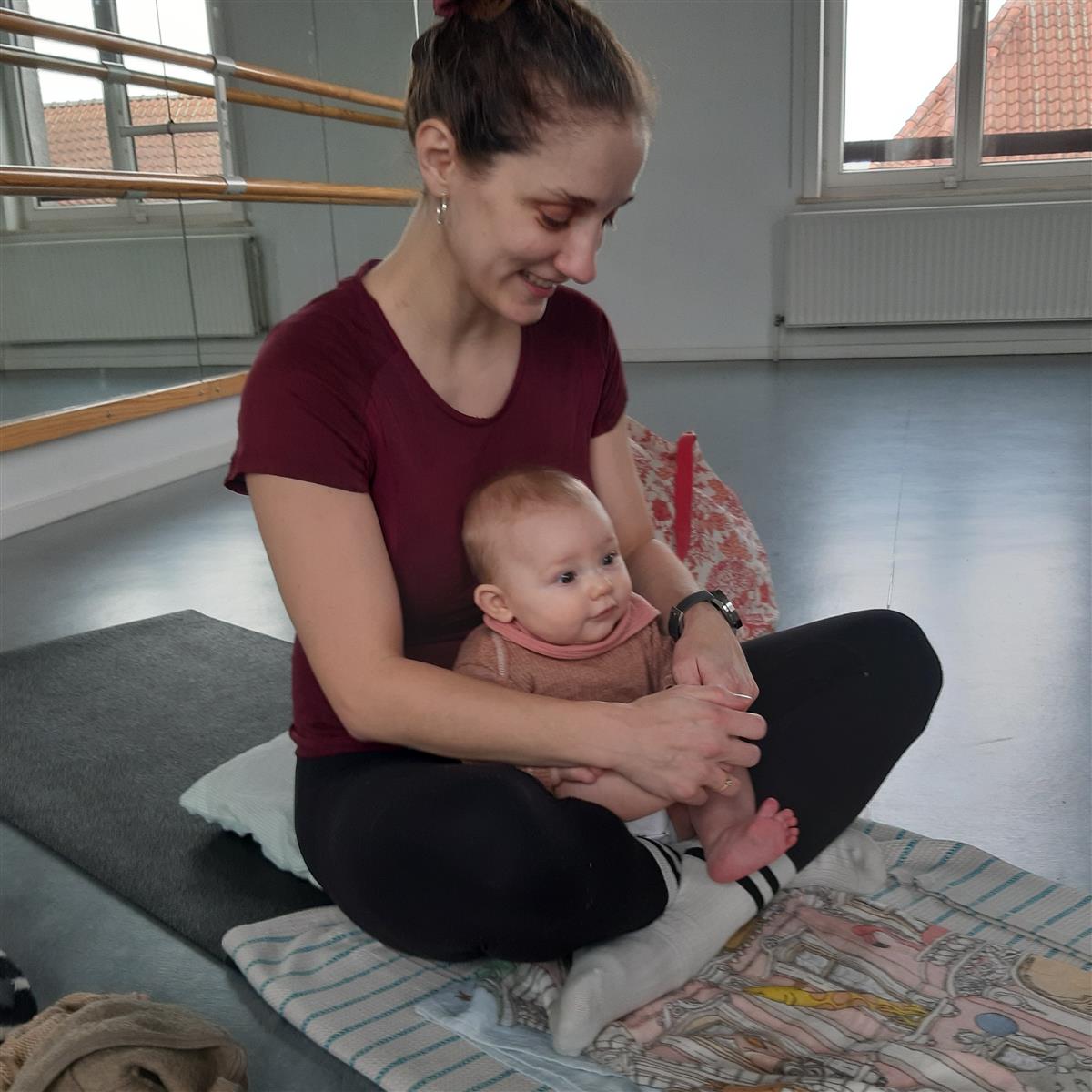 MINI BUS - Interactieve BABY yoga op ZONDAG  8 MAART2026 @ GC De Kroon - SINT-AGATHA-BERCHEM